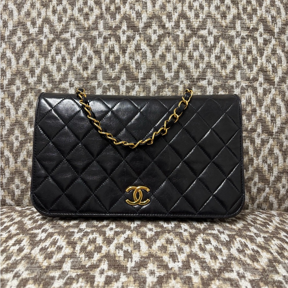 CHANEL Black Quilted Lambskin Flap Bag with Gold Chain